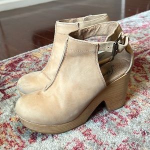 🌻Free People Leather & Wooden Clogs🌻